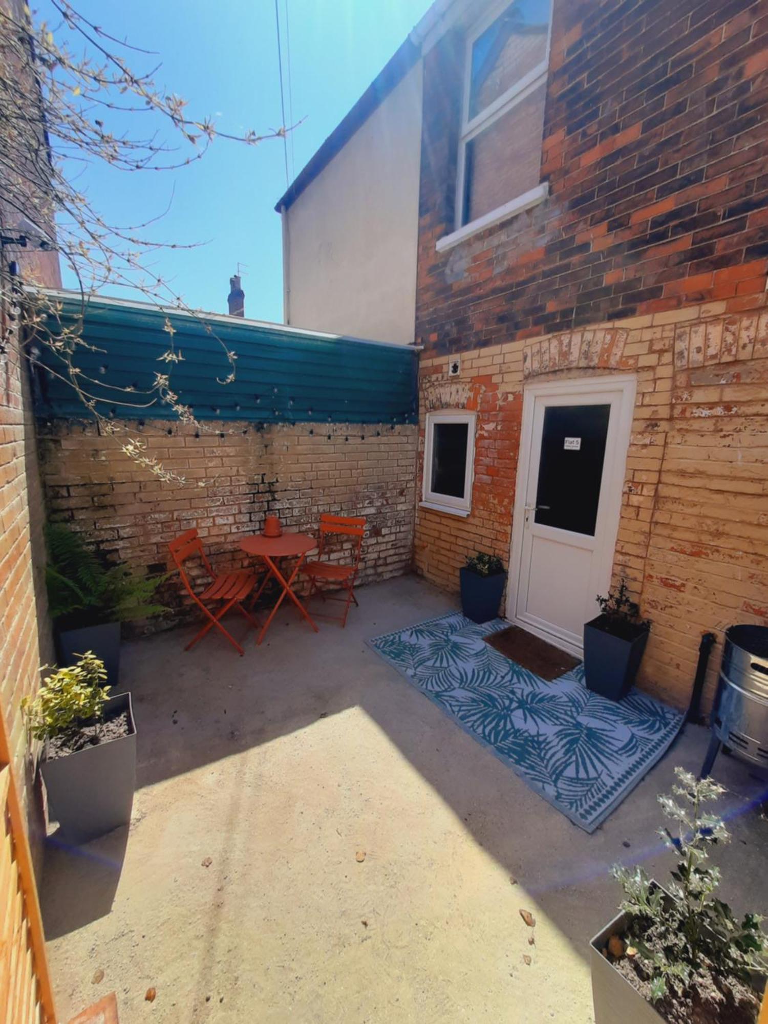 Apartment Hidden Retreat - 4 Minutes To The Beach! Pet Friendly! *